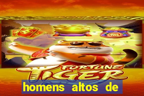 homens altos de pau grande